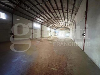 Capannone in Affitto a Castrolibero, 3'600&euro;, 1568 m²