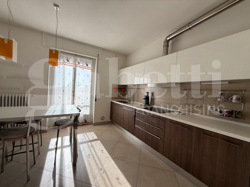 Villa bifamiliare in Vendita a Erba, 410'000&euro;, 340 m²