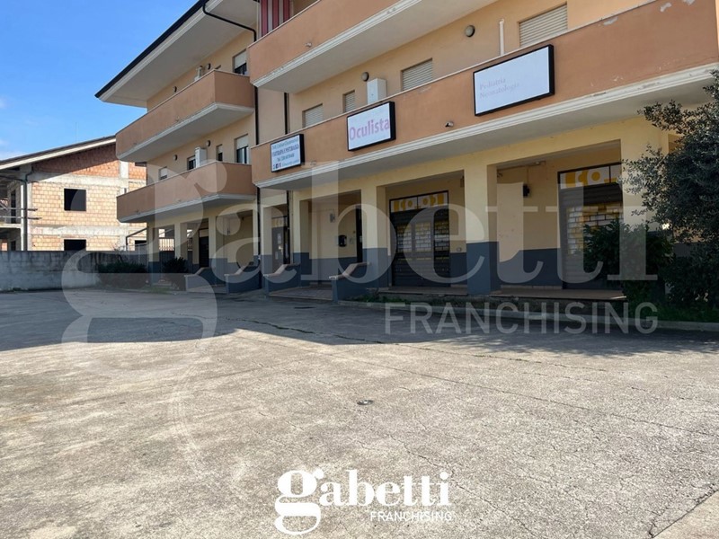 Negozio in Affitto a Vitulazio, 1'500€, 240 m²