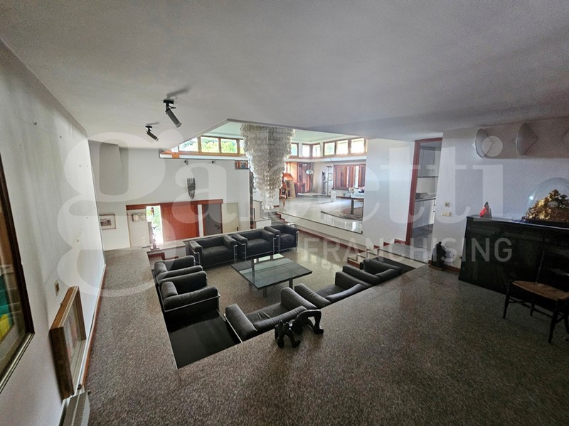 Villa in Vendita a Rovato, 560'000€, 517 m²