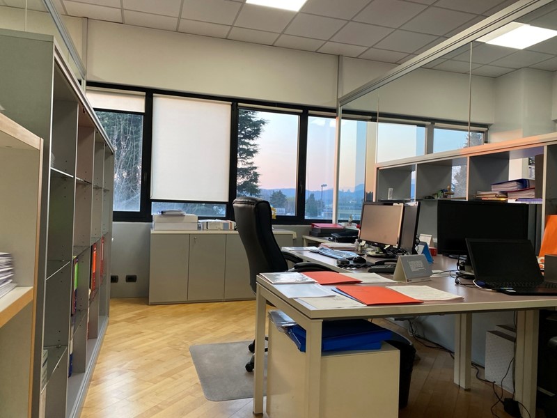 Ufficio in Affitto a Grandate, 4'000€, 400 m²