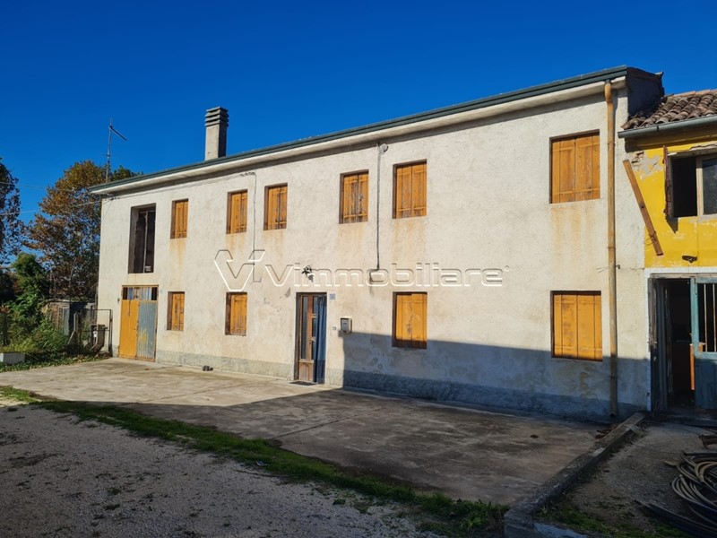 Casa Indipendente in Vendita a Noventa Vicentina, 98'000&euro;, 240 m²