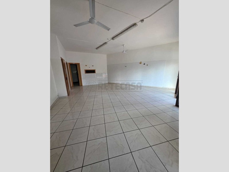 Immobile commerciale in Affitto a Mercato San Severino, zona S. Vincenzo, 800&euro;, 70 m²