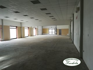 Capannone in Vendita a Castelnuovo Magra, 270'000€, 360 m²