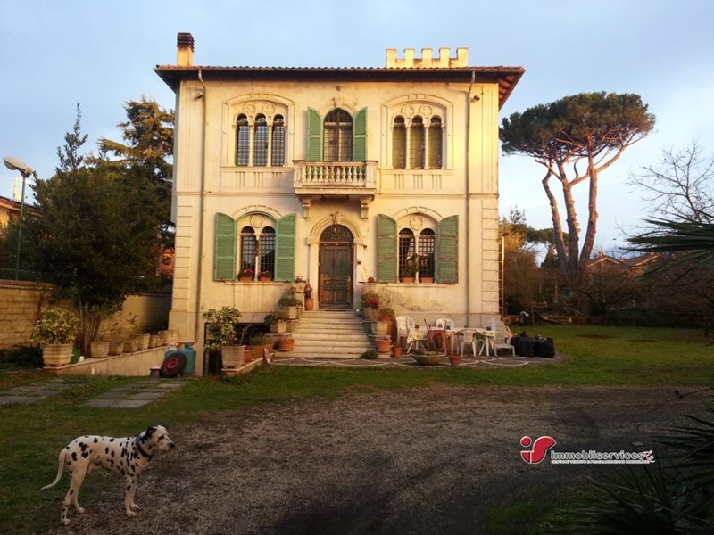 Villa in Vendita a Grottaferrata, 920'000€, 266 m²