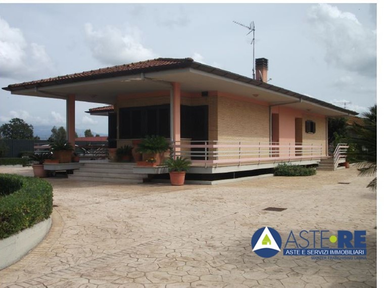 Villa in Vendita a Latina, 106'748€, 340 m²