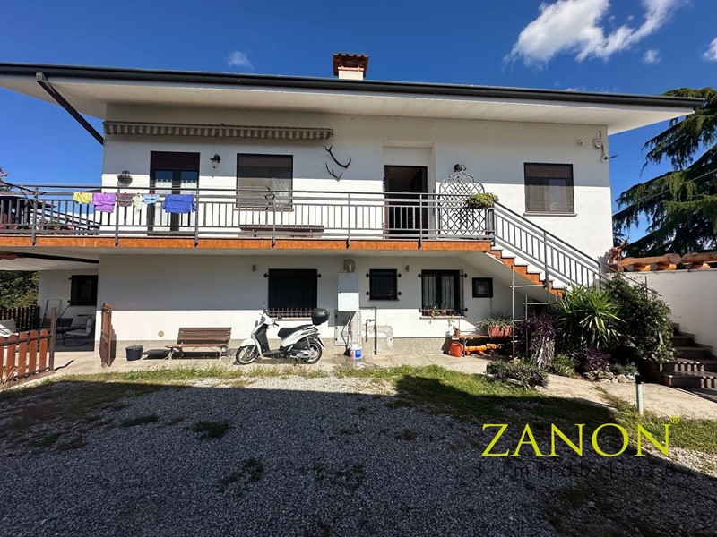 Casa Semi Indipendente in Vendita a Savogna d'Isonzo, 350'000€, 298 m²