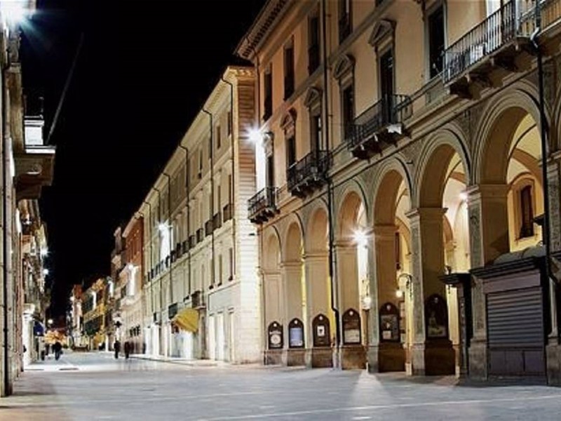 Immobile commerciale in Affitto a Teramo, 5'500€, 202 m²