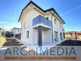 Villetta a schiera in Vendita a Castronno, 375'000&euro;, 150 m²