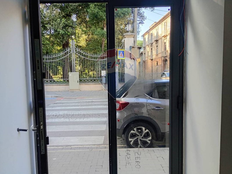 Immobile commerciale in Affitto a Caserta, 1'150&euro;, 75 m²