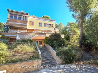 Villa in Vendita a Ascoli Piceno, 269'000€, 424 m²