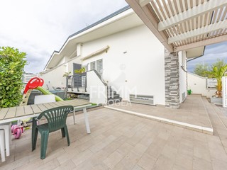 Villetta a schiera in Vendita a Guidonia Montecelio, 340'000€, 126 m²