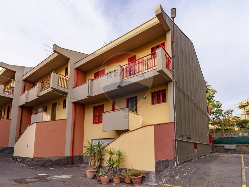 Villetta a schiera in Vendita a Aci Castello, 219'000&euro;, 200 m²