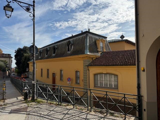 Appartamento in Affitto a Moncalieri, 1'400&euro;, 250 m²