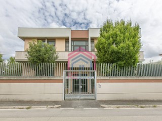 Immobile commerciale in Vendita a Aprilia, 1134 m²