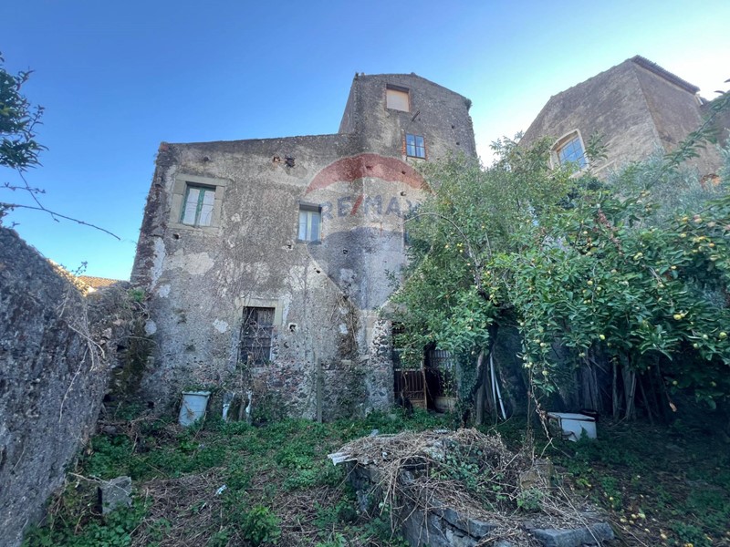 Casa Indipendente in Vendita a Linguaglossa, 108'000&euro;, 390 m²