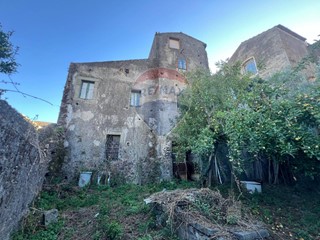 Casa Indipendente in Vendita a Linguaglossa, 108'000€, 390 m²
