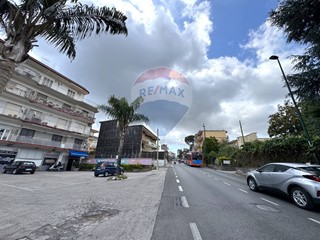 Immobile commerciale in Vendita a Napoli, 150'000&euro;, 256 m²