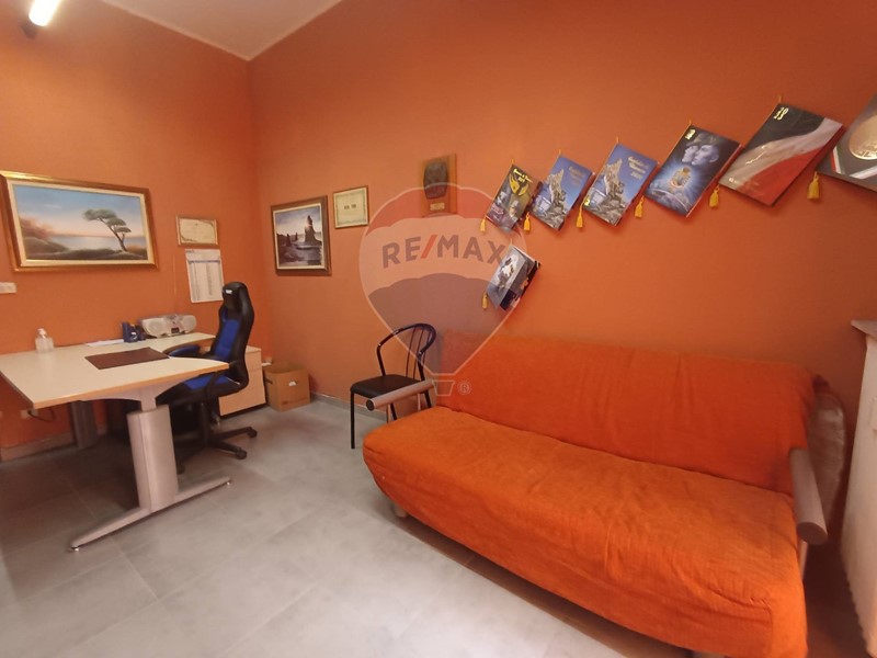 Ufficio in Vendita a Legnano, 195'000€, 107 m²