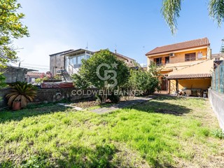 Appartamento in Vendita a Piedimonte Etneo, 269'000€, 294 m²