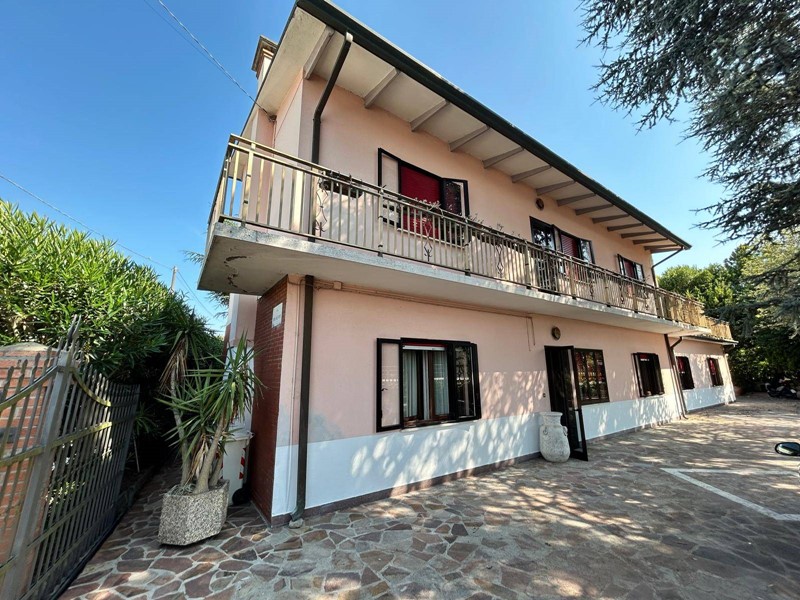 Villa in Vendita a Rovigo, 210'000€, 300 m²