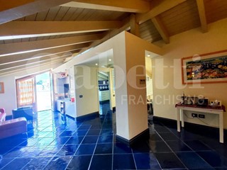 Appartamento in Vendita a Portici, 330 m²