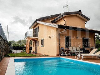 Villa in Vendita a Aci Bonaccorsi, 579'000€, 261 m²