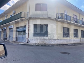 Casa Indipendente in Vendita a Latiano, 500'000&euro;, 400 m²