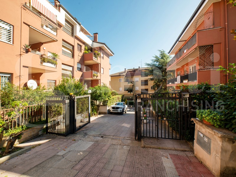 Bilocale in Vendita a Roma, 250'000€, 67 m²