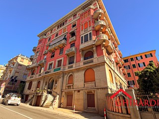 Appartamento in Vendita a Genova, zona Pegli, 102'000€, 113 m²