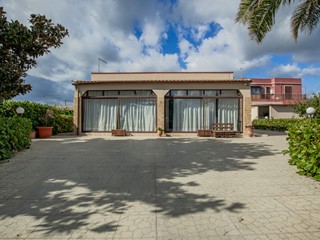 Villa in Vendita a Siracusa, zona Plemmirio-Arenella-Fanusa, 218'000&euro;, 100 m², con Box