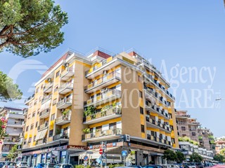 Appartamento in Vendita a Roma, 495'000€, 162 m², con Box