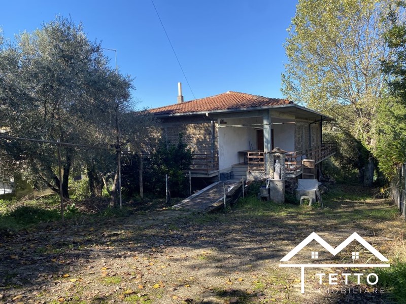 Villa in Vendita a Forano, 135'000&euro;, 310 m²