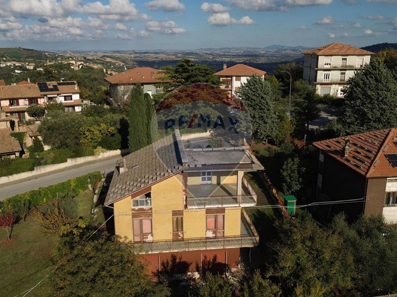 Casa Indipendente in Vendita a Rosora, 69'500&euro;, 195 m²