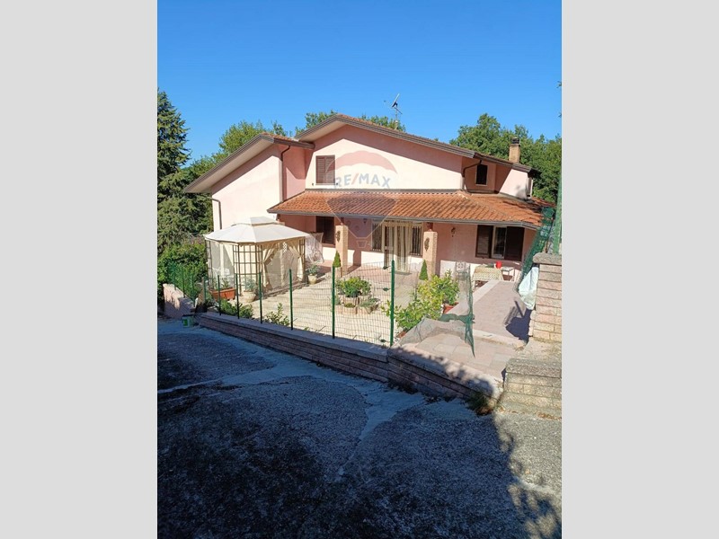 Villa in Vendita a Lioni, 190'000&euro;, 600 m²