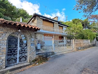 Villa in Vendita a Andora, 450'000€, 136 m²