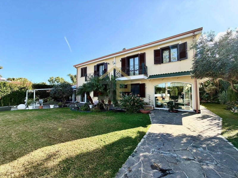 Villa in Vendita a Carini, 650'000&euro;, 300 m²
