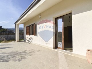 Villa in Affitto a Aci Sant'Antonio, 800€, 111 m²