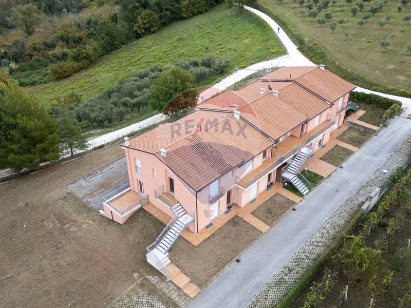 Appartamento in Vendita a Cupramontana, 1'190'000€, 860 m²