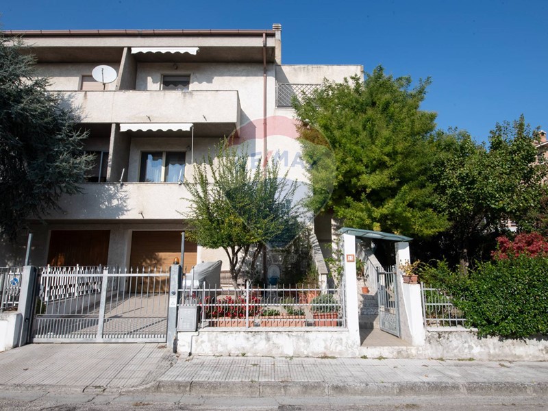 Villetta a schiera in Vendita a Montemarciano, 325'000&euro;, 252 m²