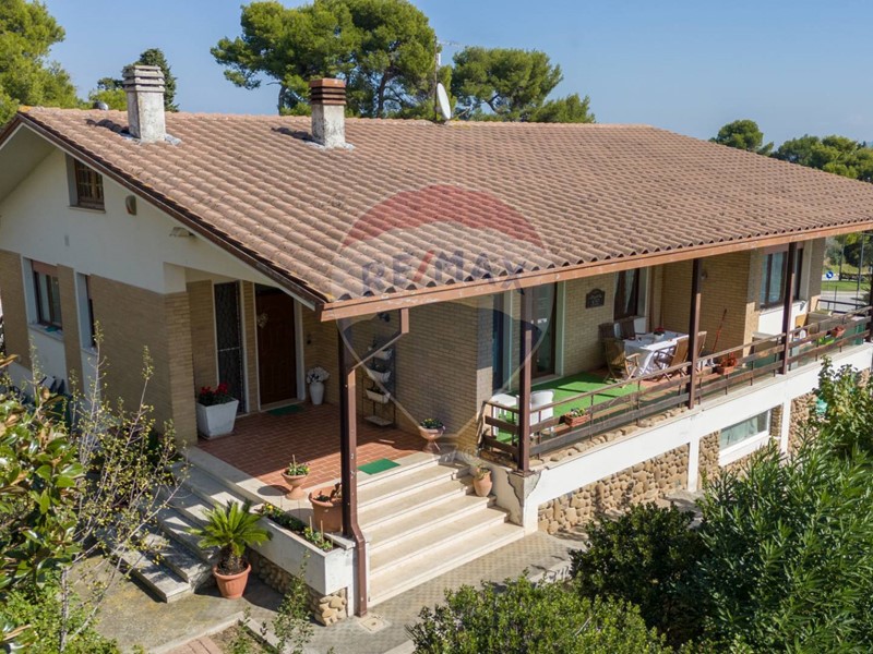Villa in Vendita a Montemarciano, 345'000&euro;, 278 m²