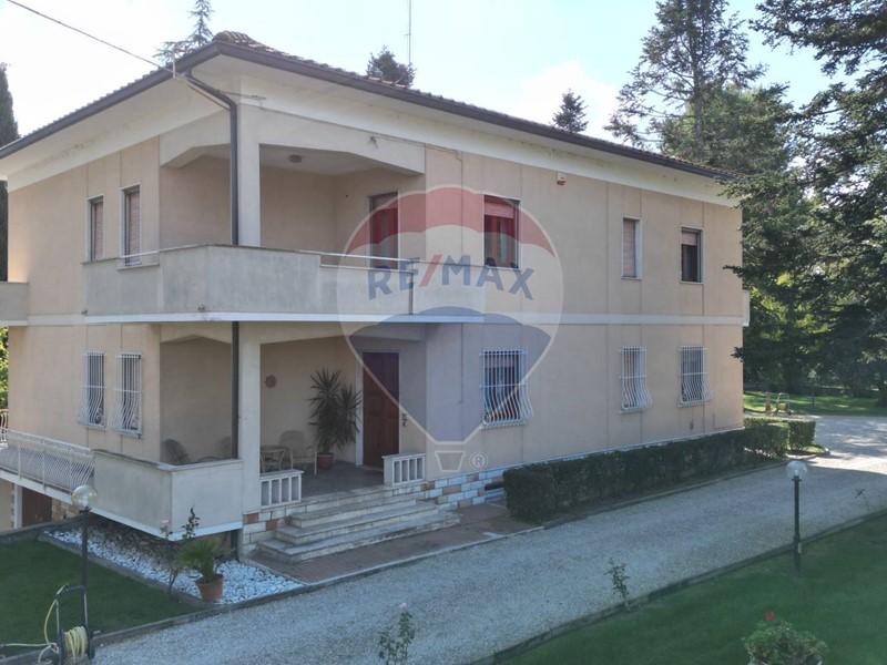 Villa in Vendita a Jesi, 480'000&euro;, 280 m²