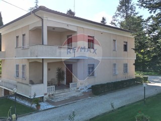 Villa in Vendita a Jesi, 480'000€, 280 m²