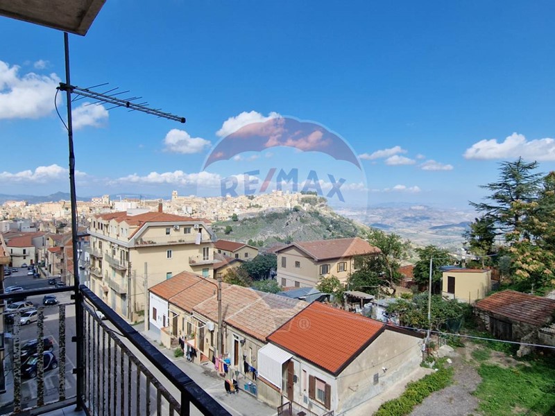 Appartamento in Vendita a Enna, 80'000€, 134 m²