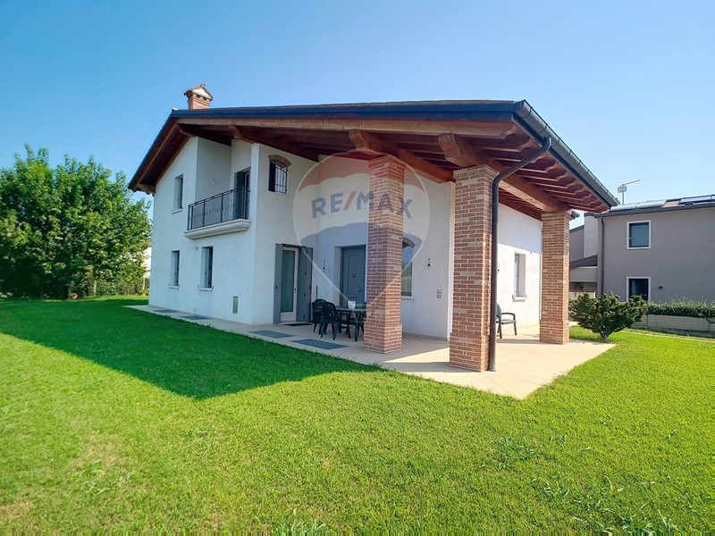 Villa in Vendita a Rosà, 470'000&euro;, 325 m²