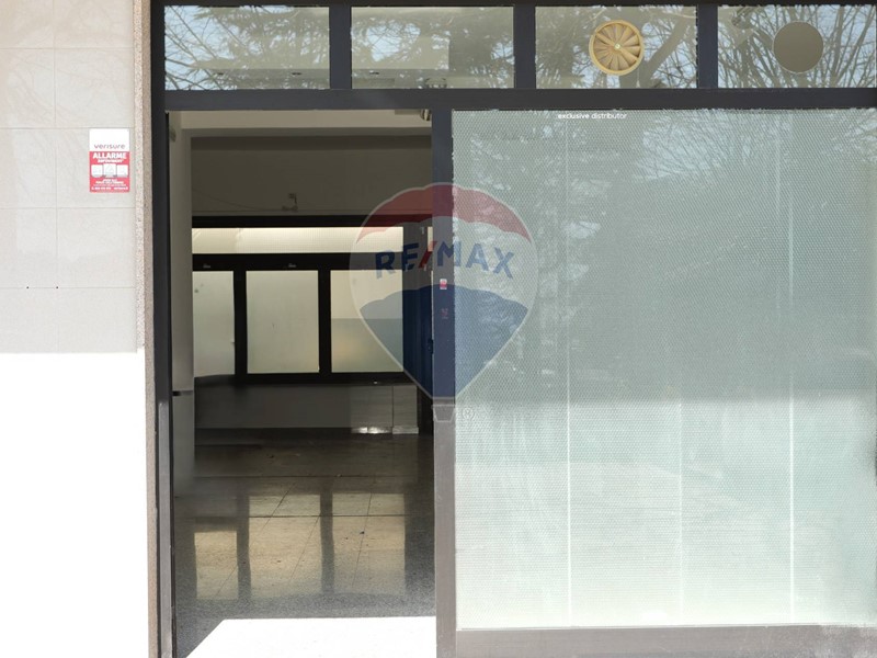 Negozio in Vendita a Città Sant'Angelo, 80'000€, 64 m²