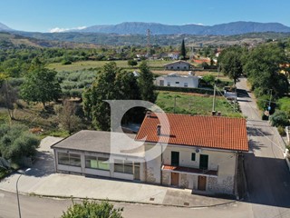 Casa Semi Indipendente in Vendita a Alanno, 310'000€, 355 m²