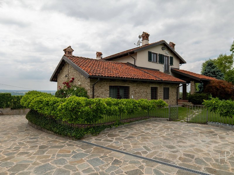 Villa in Vendita a Cherasco, 930'000€, 240 m²
