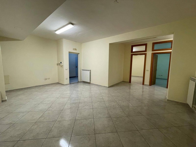 Magazzino in Affitto a Casapulla, 350&euro;, 100 m²