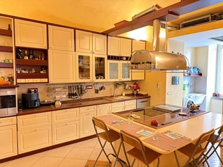 Appartamento in Vendita a Napoli, 495'000&euro;, 145 m²